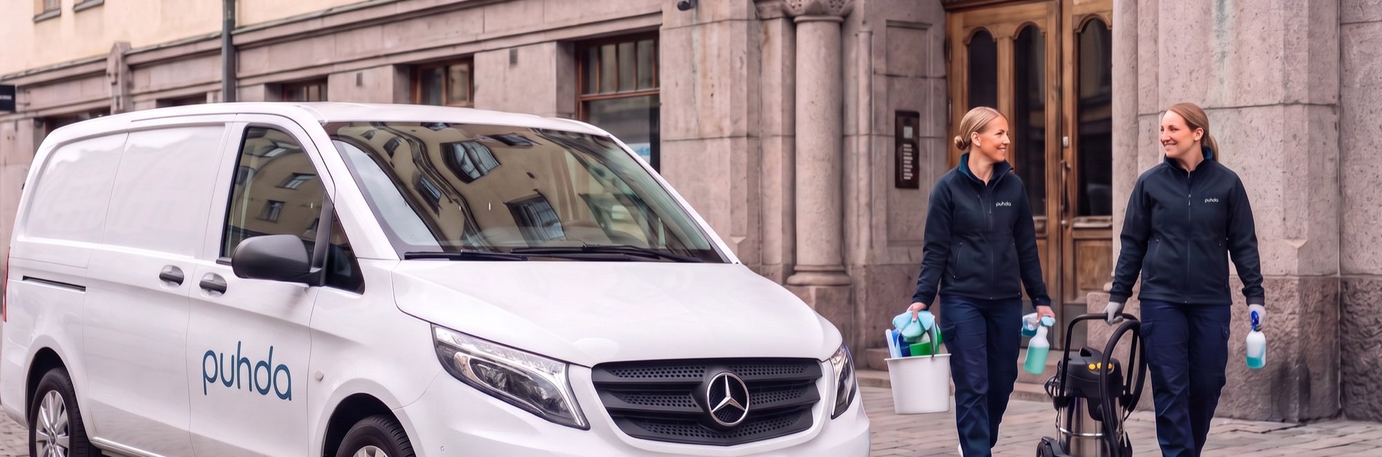 PUHDA-siivousauto helsinkiläisellä kadulla kantakaupungissa